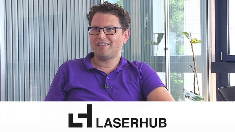 CEO Maximilian Herz im Gespräch mit Laserhub Gründer